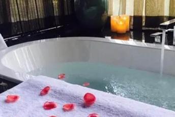 上海虹口区水疗池中的失重冥想：当身体学会漂浮